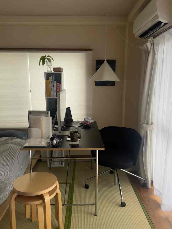 寝室は照明で割と雰囲気が全然違ったりします。
夜には暗くして寝るモードに入ってます💤
リビングより寝室の方に照明はこだわりたいですね。

#寝室
#ベッドルーム
#一人暮らし
#和室