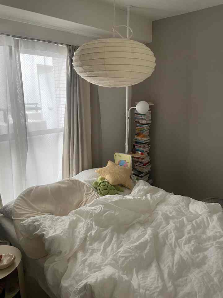 床の色がずっと気に入らなかったのでフロアタイルを購入💫白っぽい部屋にしようと思います❣️
#フロアタイル #賃貸インテリア #ベッドルーム #寝室 #クッション