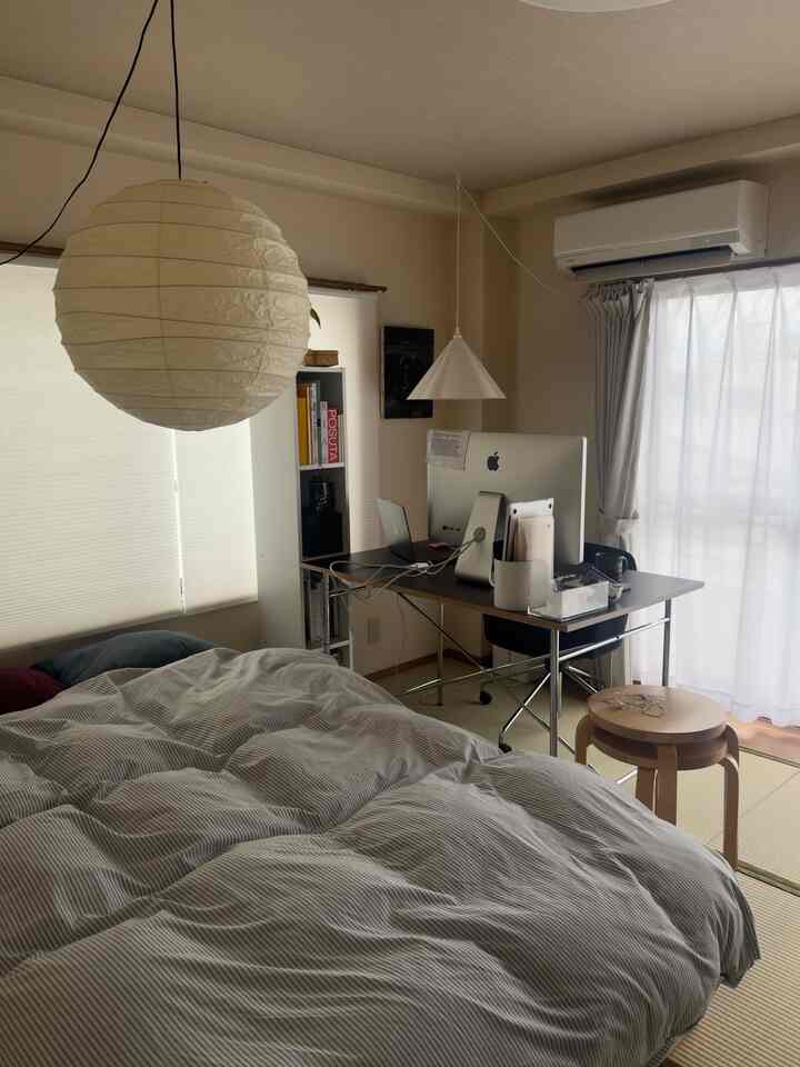 ペンダントライトが複数あってもそれはそれで可愛いと思ってます💡
デスクのそばにペンダントライトって可愛くないですか？

#デスク
#寝室
#ベッドルーム
#1人暮らし
#韓国インテリア