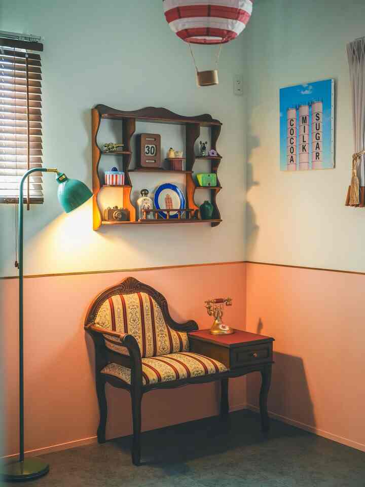夕暮れ時のウェス部屋🌇
新しい万年カレンダー、ウォールシェルフの一番大きい空間にぴったりだ🤔