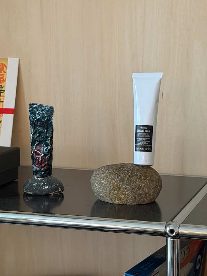 This stone hand cream holder (candle holder) is just too cute!
#livingroom
#desk
#japandi