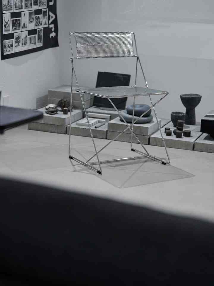 憧れのX LINE CHAIRを迎え入れました！
離れて見ると、空間に溶け込んで見えるのが面白い。
ソリッドな見た目だし、圧迫感ないし、インテリアとしてもめっちゃ使いやすい✨

沢山カラバリも出てるので、きっと気にいる色が見つかるはず！ 

#シルバー　#シルバーチェア　#HAY #xline