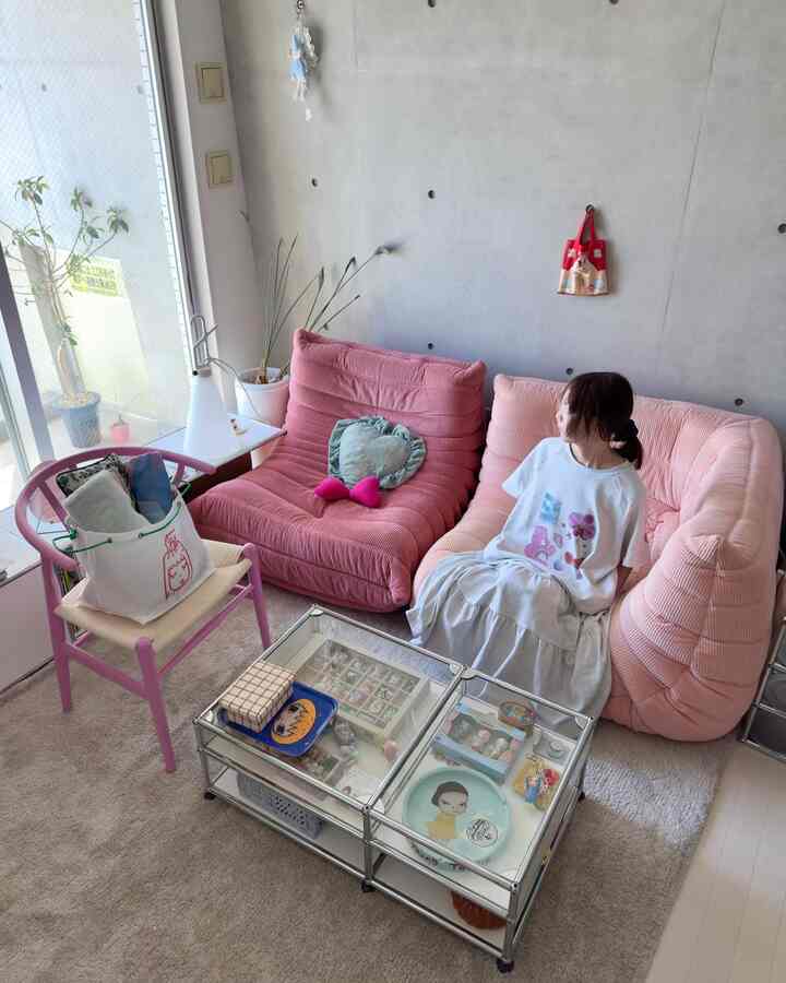 My usual room
By the way, I'm wearing new loungewear ✌🏻

#interior #ソファ #カラフルインテリア #yチェア