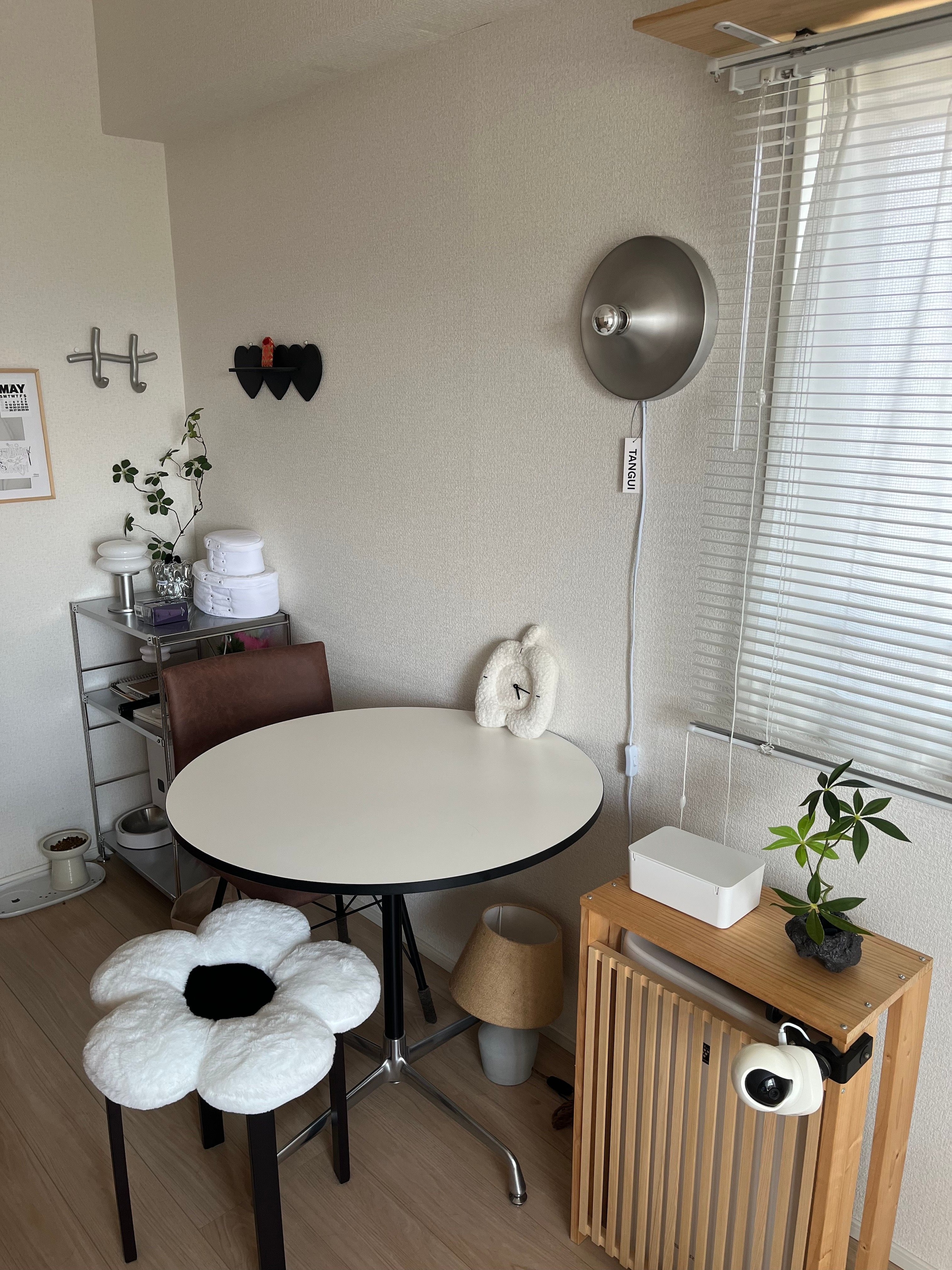 1LDK向けミッドセンチュリーモダンのスツールのインテリア