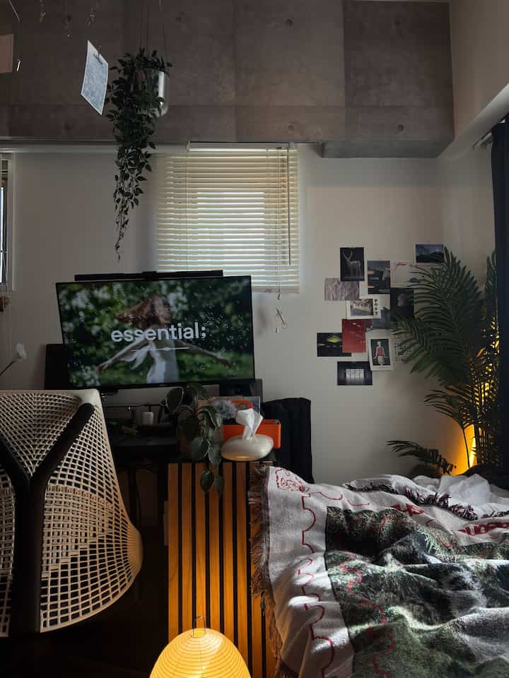 A room where you can see greenery no matter where you are in the room.

#LivingAlone #1K #8畳 #ラグ #間接照明 #ガラステーブル #louispoulsen #昇降デスク #フェイクグリーン #IKEA

