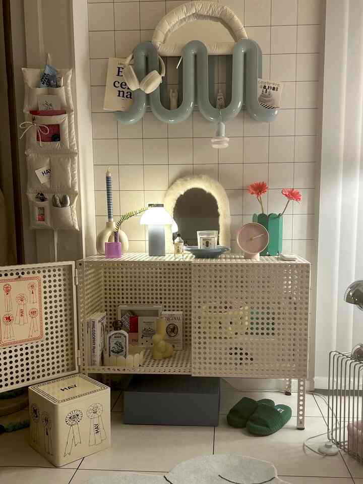 HAYでTABLE CLOCKとDOGS FOOD STORAGE購入しました🫶🏻
時計は全色可愛くてめっちゃ悩んだけどピンクに🩷🩷
STORAGEはワンちゃんのフードストッカーだけどシュシュ入れにしたよ！
はぁ😮‍💨HAY沼。。🩵



#HAY
#HAY購入品
#キャビネット
#カラフルインテリア
#マイルーム