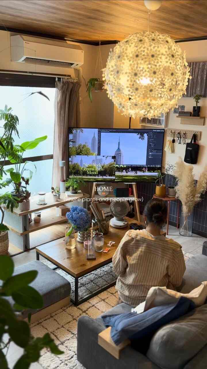 6月のお花   紫陽花
その時期のお花があると同じインテリアでも季節を感じれてお部屋の雰囲気が変わる🌼

#リビング #賃貸インテリア #お花のある暮らし #観葉植物 #ナチュラルインテリア #ミックステイスト #暮らしを楽しむ #ローソファ #ローテーブル 
