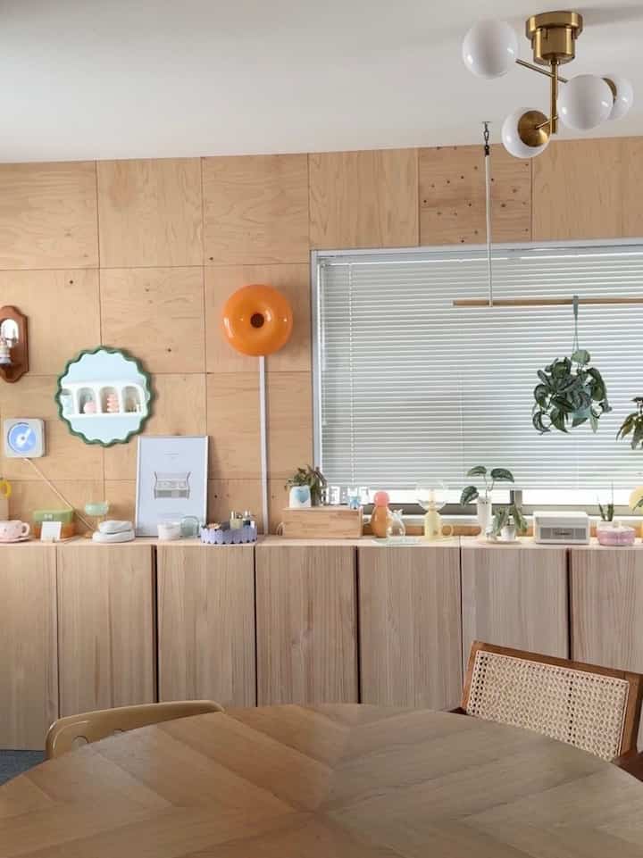 最近は木目の気分なので
テーブルにもカバーをつけずに木目を
たっぷり楽しんでます🌳


#カラフルインテリア　#ナチュラルインテリア　#海外インテリア　#韓国インテリア　#ミッドセンチュリー　#IKEAインテリア
