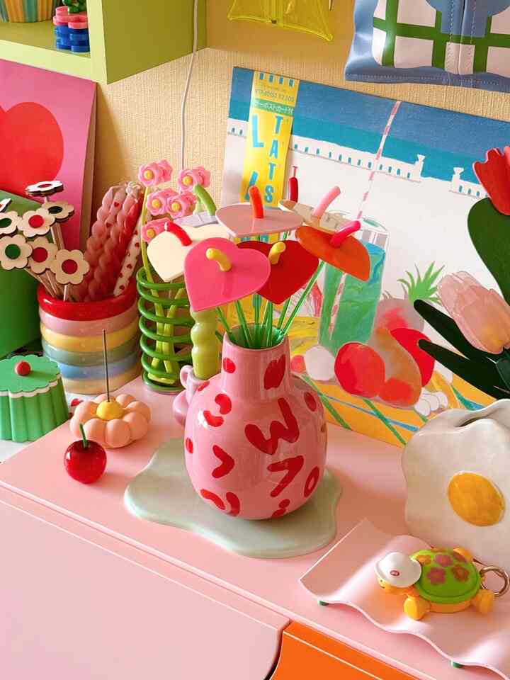 
アクリル製のアンスリウムをつくりました 💐

とても力作で気に入っております 🫶🏻💕

私は、虫が苦手なので植物を育ててはいないのですが、それでもお花のある暮らしに憧れて
お世話いらずのお花をつくりました 🌼

お世話いらずでずっと枯れないので
いつまでも鮮やかにインテリアを彩ってくれます ❤️🎨


#カラフル #カラフルインテリア #レトロ #レトロインテリア #ミッドセンチュリー #ミッドセンチュリーモダン #スペースエイジ  