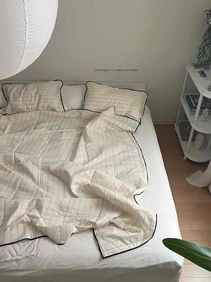 Musim kain seersucker ☀️
Ubah kamar tidur Anda untuk musim panas ☁️
⁡ Mengganti seprai dengan kain seersucker membuat tampilan dan nuansanya jauh lebih sejuk 𓂃 𓈒𓏸
⁡
Sedikit penyegaran musim panas untuk kamar tidur.
Seprai seersucker segar untuk malam yang lebih terang dan sejuk.

⁡
#penyegaranmusimpanas #musimseersucker #dekorasikamar #gayarumah #menikmatihidup
⁡
⁡

