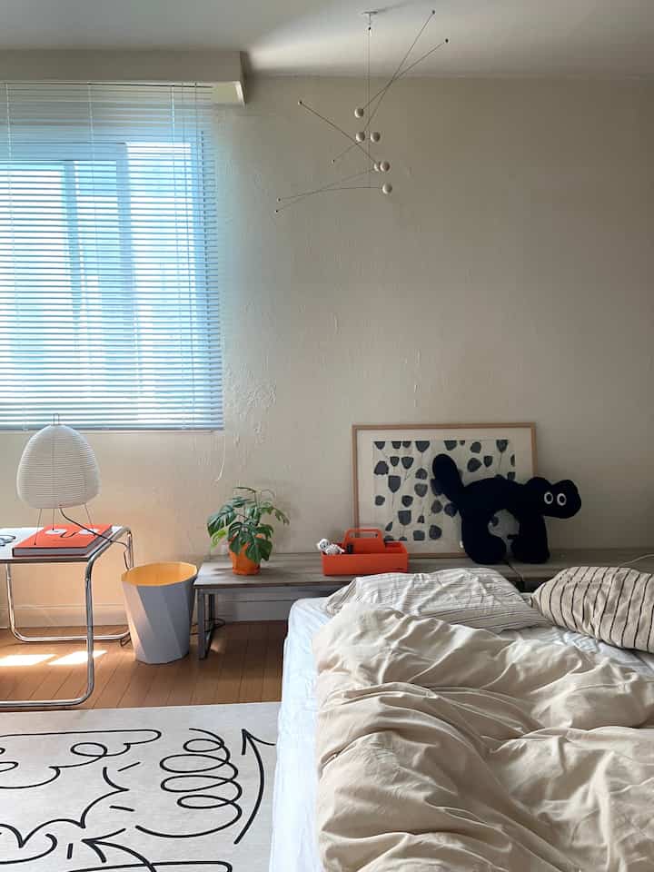 Aku mendekorasi ulang kamar tidurku dengan mengganti gorden dengan tirai. Aku membeli karpet dan bantal kucing di Ohouse.

#kamar tidur #寝室インテリア #模様替え #2人暮らし