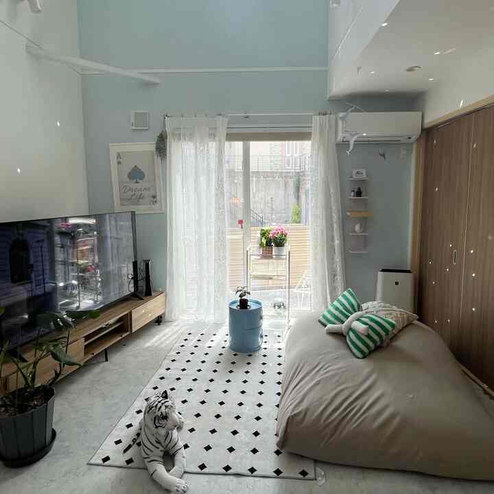 Ruang tamu tempat cahaya bola disko berayun lembut 🪩
#InteriorKorea #海外インテリア #リビング #観葉植物のある暮らし #暮らしを楽しむ #ohouse

