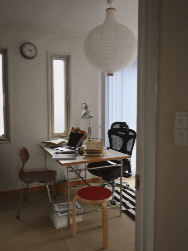 ワークスペースインテリア📚
アルテックのスツールが映えてる♡

#仕事部屋 #ワークスペース #workspace
#書斎 #ミッドセンチュリー #IKEA #artek