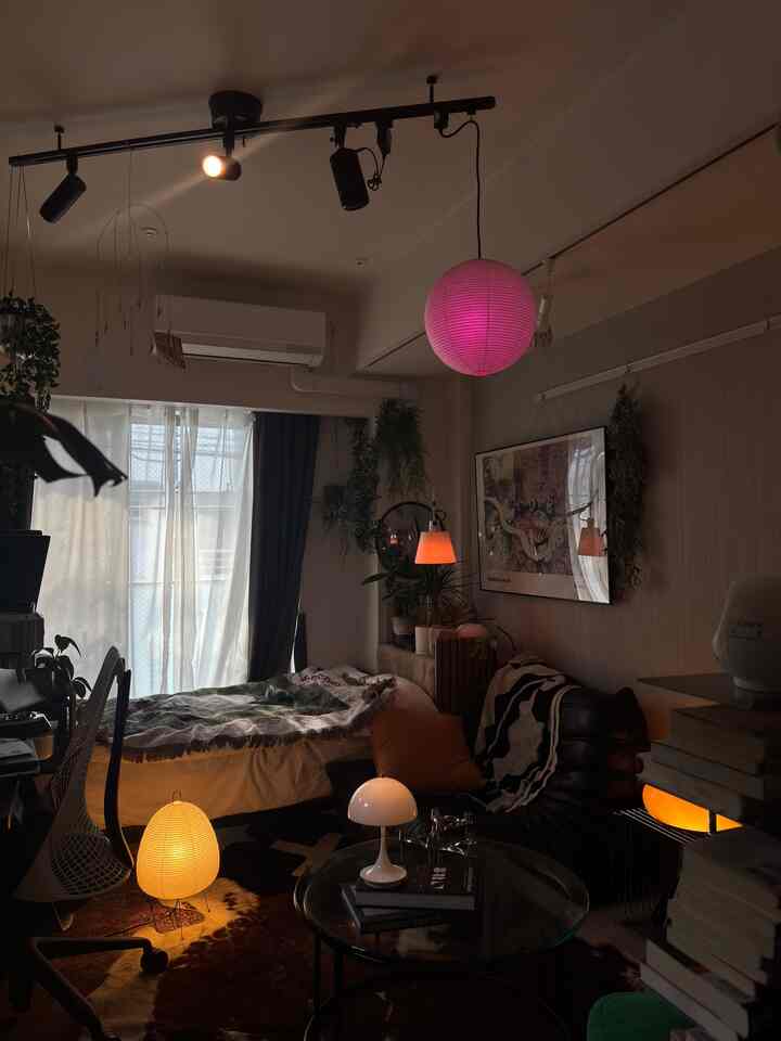 Ruangan tempat Anda dapat mengubah warna pencahayaan 💡
Warna pencahayaan apa yang Anda sukai?

#LivingAlone #1K #8畳 #間接照明 #japandi #midcentury #IKEA #観葉植物