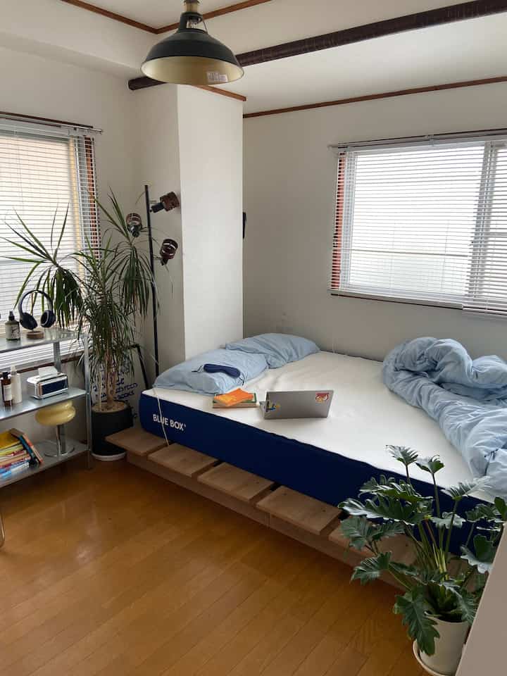 Sebuah ruangan di mana aku menginginkan sentuhan ceria seperti karpet 😴

#midcentury #midcenturymodern
#ikea #1dk #livingalone #kitchen
#interior #livingroom #livedinlife
#midcentury #midcenturymodern
#workfromhome #koreaninterior #nordicinterior #marketb
#2026Ohousenewlife