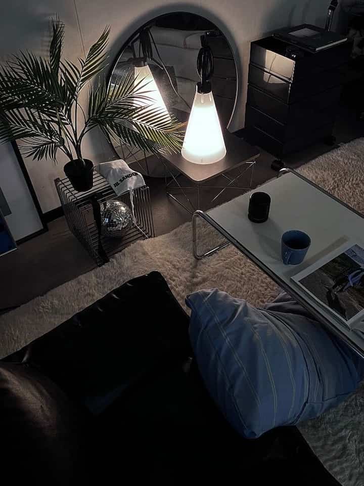 The hot weather continues, so I'm spending more time at home.

#livingroom #リビングルームインテリア #間接照明 #flos #mayday #ikea #無機質 #無機質インテリア #お家時間 #休日の過ごし方 #フェイクグリーン #シルバーインテリア