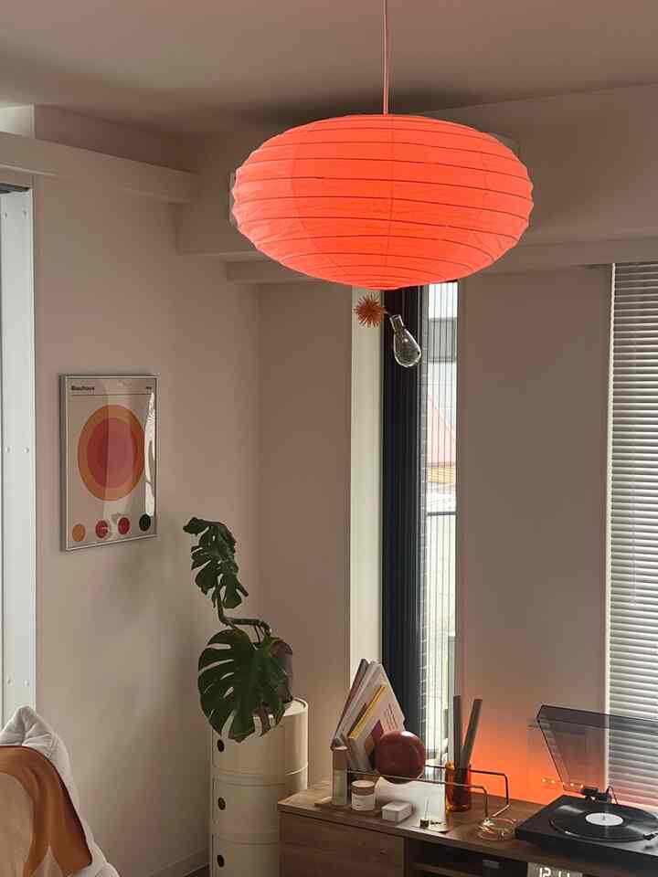 前の部屋から照明の主役を変えてみました。
それだけでも印象がガラッと変わるのでこれからは定期的に変えてみるのもありだな、と。

#間接照明 #リビングルームインテリア
#アートポスター #ルームツアー 観葉植物