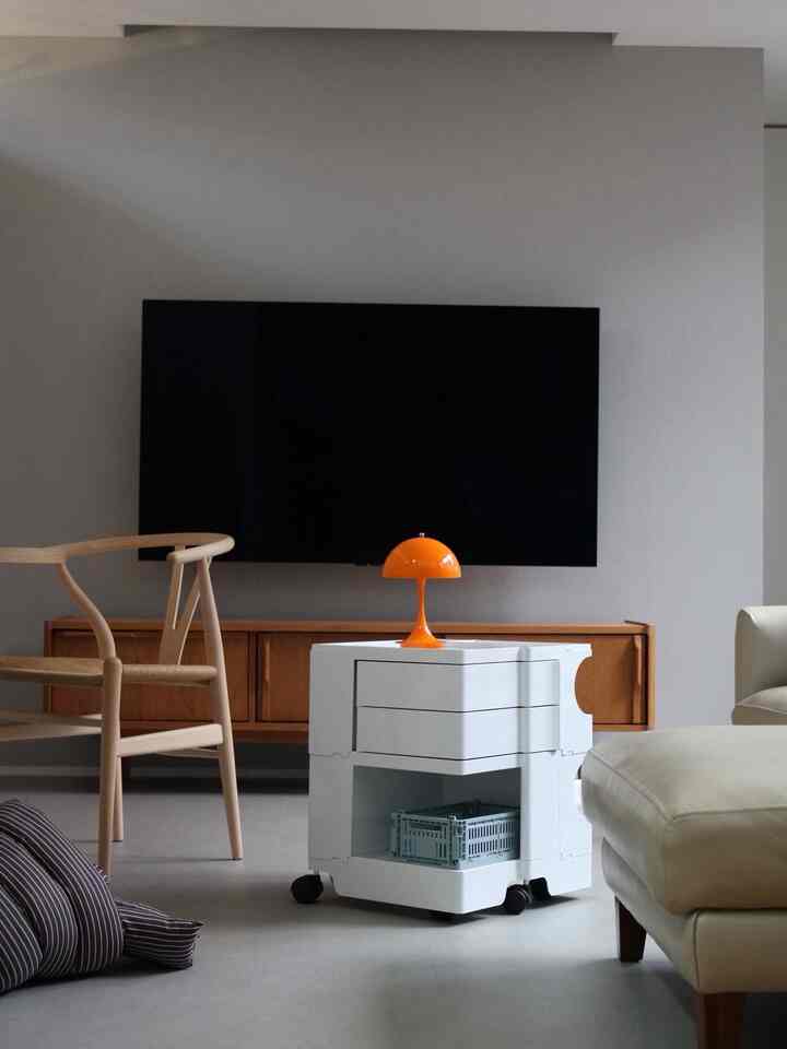 シンプルな家具とアクセントカラーの小物🍊

#livingroom
#北欧インテリア