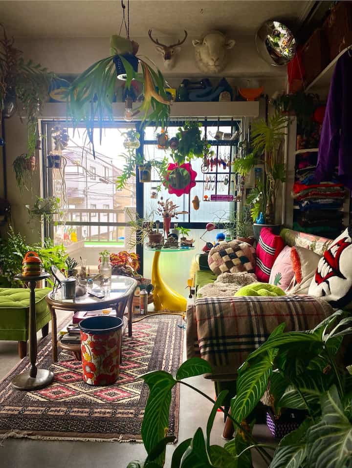新しくOhouseで購入したラウンドミラーを部屋の角に設置しました。今まで見ていた口角の景色が、鏡越しに広がることで、新しい空間の捉え方ができるようになったかなと思います☺︎

日本は梅雨の時期に入って、グリーンたちも伸び伸び成長しています。この夏の部屋の景色の変化を楽しんでいきたいです◎
#ミッドセンチュリー #多国籍インテリア #ヴィンテージ #昭和レトロ #観葉植物 #グリーンインテリア #リビングインテリア