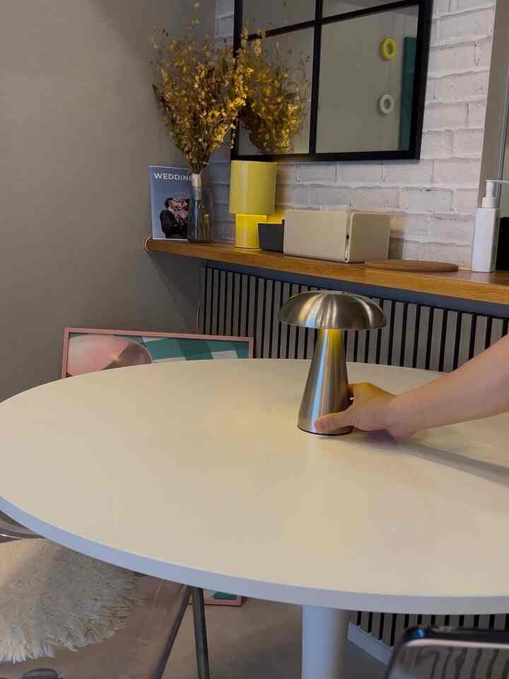 【Ohouse MUSHROOM LIGHT💡】
Ohouseで購入したマッシュルームテーブルライト🍄ダイニングテーブル、テレビボード、サイドテーブル、ベッドなど、どこに置いても絵になります！シルバーインテリアって、好きな人には特におすすめです🙋
#マッシュルームライト #テーブルライト #ランプ #ミッドセンチュリー #間接照明
