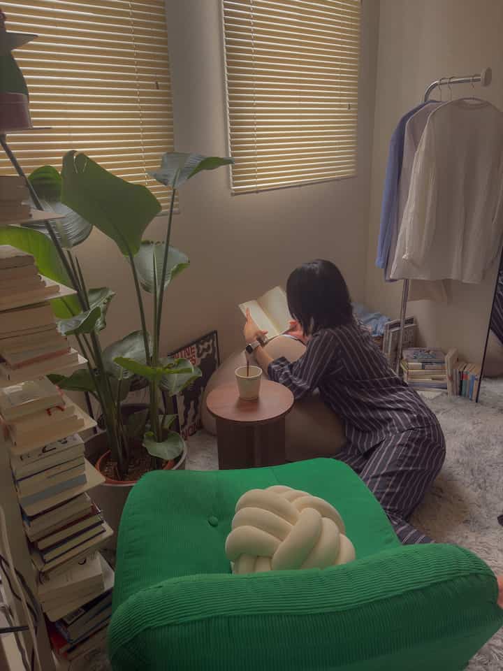 くつろぎスペース作ったばかりだど
この場所は寝室になる予定です🫠

#読書スペース
#カフェスペース
#賃貸
#カラフルインテリア
#ohouse