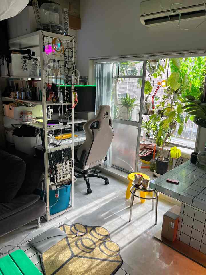 寒いと思いきや突然晴れる朝。

フェイカカーテンのおかげで穏やかの日差しで起床できます。もう少しバルコニー開発して快適にしたい今日この頃。
ゲーミングチェア快適なんですがもう少し軽い椅子に変えたくて検討中...

#ワンルーム #賃貸インテリア #観葉植物 #リノベーション #バルコニー 