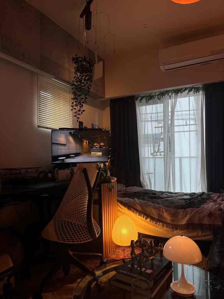 A rainy day in a 1K 8-tatami room for one person

#livingalone #1K #8畳 #midcentury #japandi #monitor #間接照明 #IKEA #間接照明