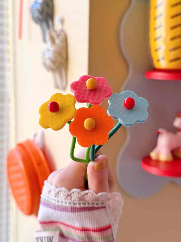 
日々、枯れないインテリアフラワーを
いろいろと作っている 💐

私は、植物のお世話も虫も苦手なので
オブジェを好みます 🌷

このお花のオブジェも自分で作ったお気に入り 🫶🏻💕

鞄につけたり、お部屋に飾ったり
いろんな楽しみ方をしていますが

冷蔵庫に貼った
comocoさんのマグネット式の
アクセサリーケースに飾るのが
1番気に入っています 😘🌼


#カラフル #カラフルインテリア #レトロ #レトロインテリア #ミッドセンチュリー #スペースエイジ  