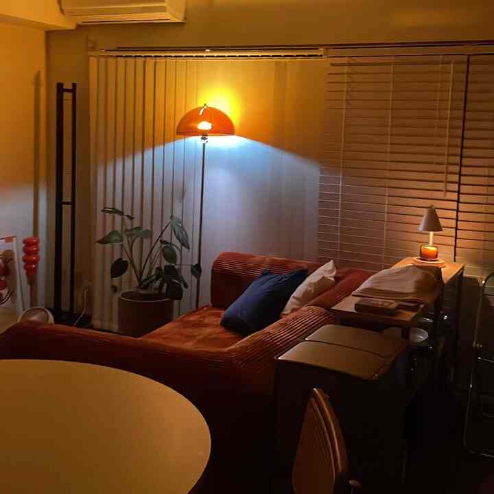 新しいフロアライトを追加💡
白色の光があまり好きではないけど
ブラウンクリアがいい味出してくれて気に入りました🙆‍♀️

#1LDK #1人暮らし　#2人暮らし　#IKEA
 #キッチンダイニング　#オレンジ　#🍊　
#リビング　#キッチン　#チェア　#テーブル
#ソファ　　