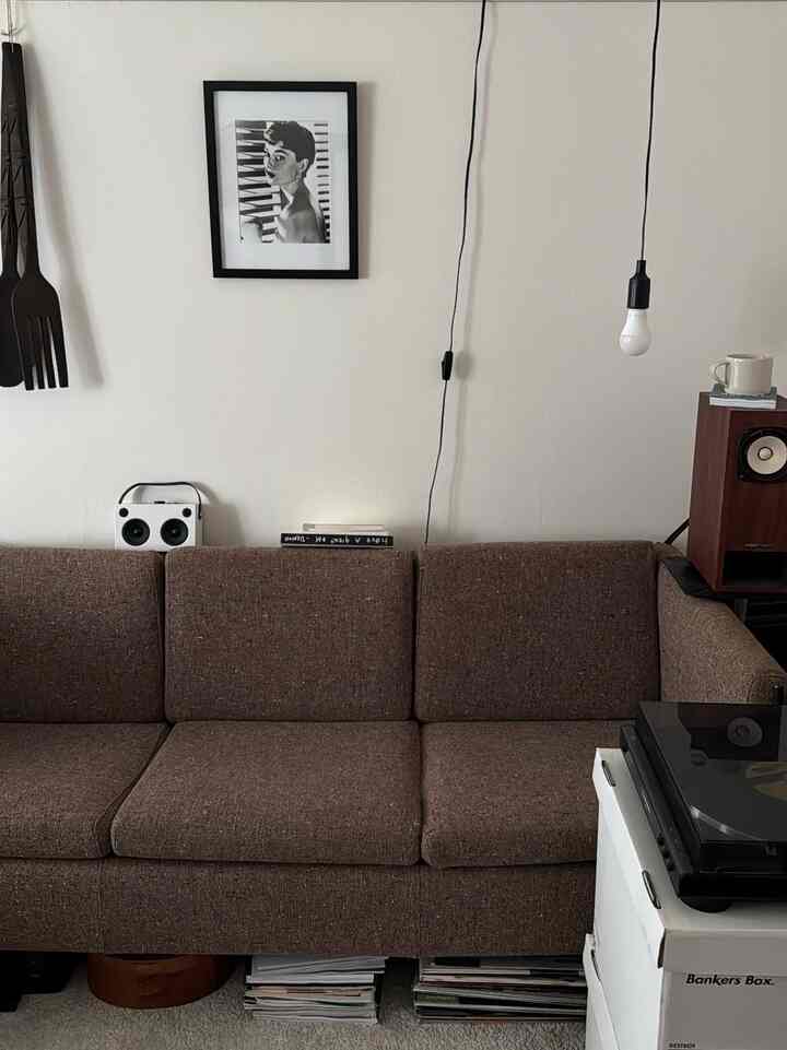 ソファスペース🛋️
木の壁を捲り上げました
やっぱ白壁いいね🤍

#リビング #ソファ #ミッドセンチュリー