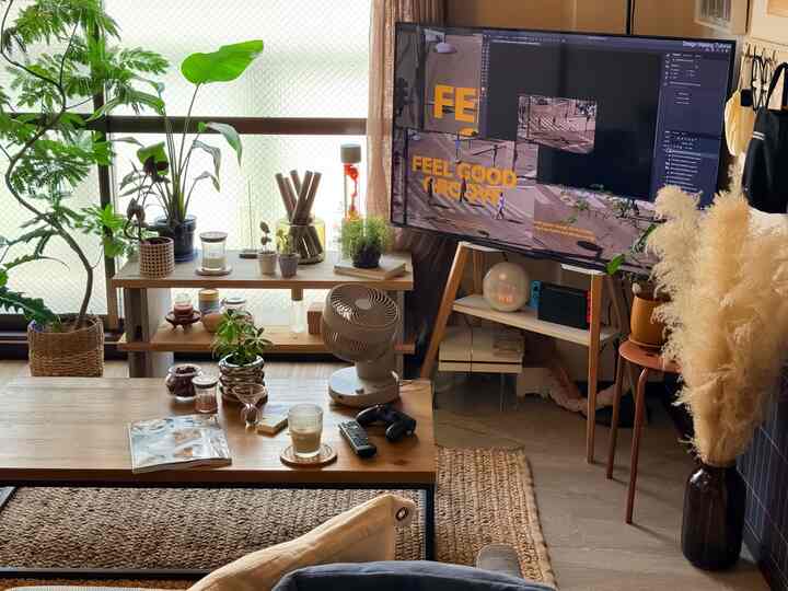 ナチュラルな木目調とグリーン植物が調和する明るいコンパクトなリビングのホームオフィス