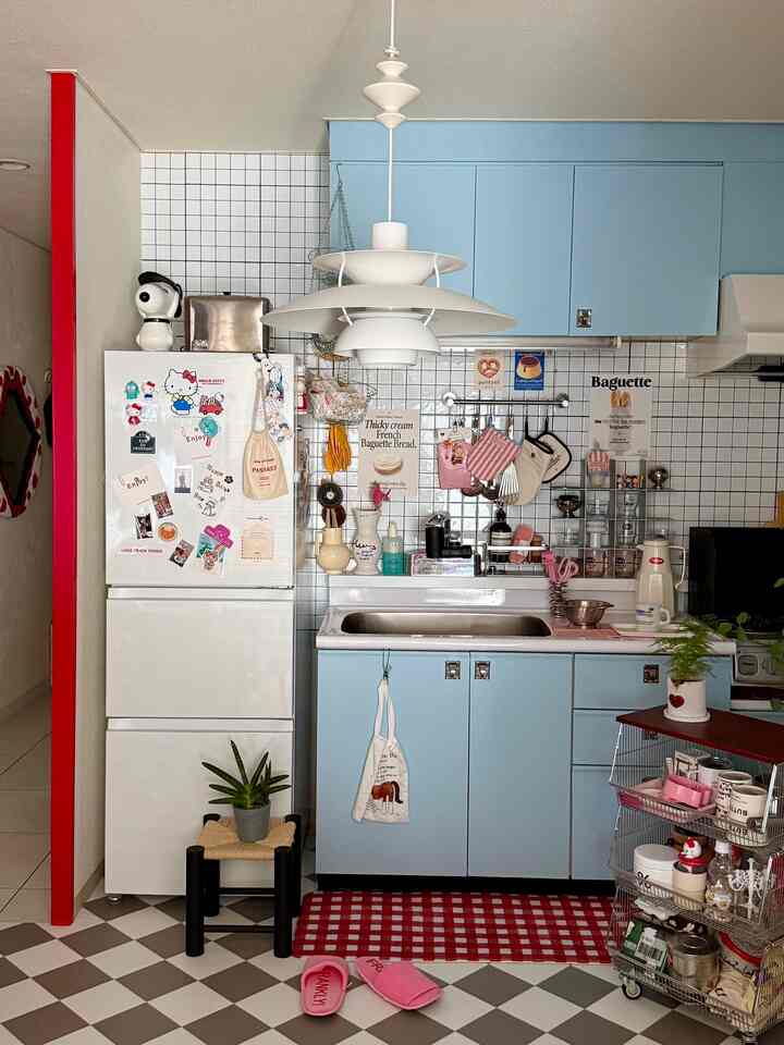 ちょっとだけペンキぬりぬりしたkitchen♥️
廊下の柱？をずっと赤に塗りたくてやっと
塗った!もともと白だったのを赤にchange!
少しの変化だけどちょっと気分転換。

#kitcheninterior #キッチン #ダイニング #カラフルインテリア #키친 #주방인테리어 