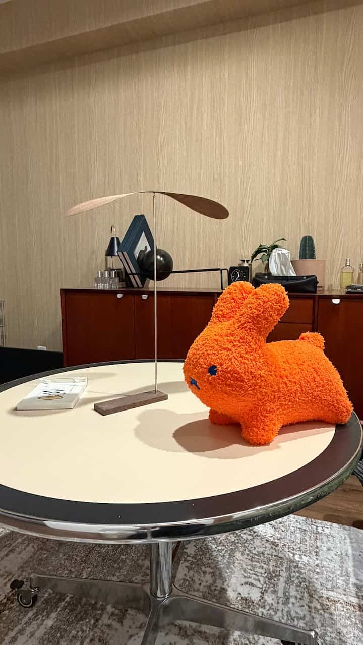 リビングが少しずつ自分好みに
なって来た…まだまだ
足りなくてしっくりこないけど

そんな時間も楽しめるように
オシャレで楽しいお部屋好き



#くるくる #マダデザイン #ブルーナボンボン #ミッフィー #miffy #ミッフィー #ラウンドテーブル #オレンジ #昇降テーブル 