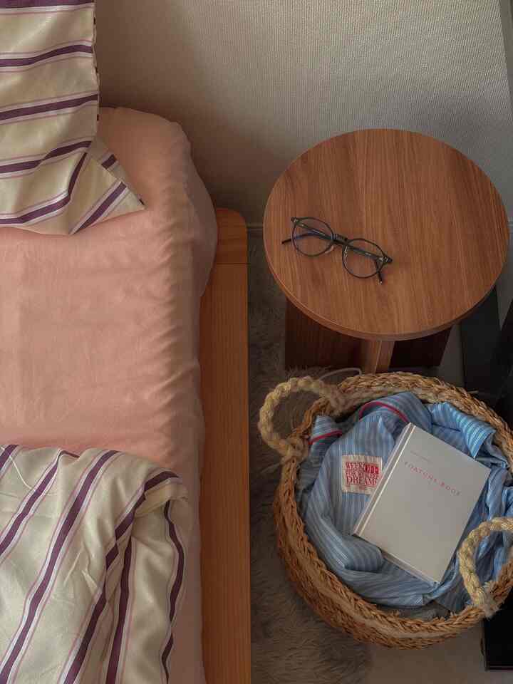 使い方色々なohouse購入アイテムたち😉

カフェコーナーで使っていた丸テーブルは
ベッドのサイドテーブルに🫶🏻💗

Wi-Fiやゲーム機の収納に使っていたステンレスワゴンは本棚に📚

#ベッドルーム
#ベッド周り
#寝具