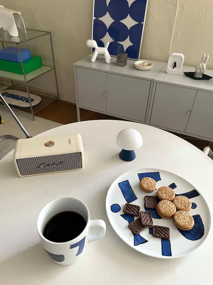 ALESSIの食器がお気に入り
プレートは小物置いてもかわいい
最近もインテリアはブルー多めなので、夏っぽくて気に入ってます
#夏インテリア　#賃貸インテリア　#2人暮らし　　　　#IKEA #ALESSI  #ミッドセンチュリー　#カラフルインテリア