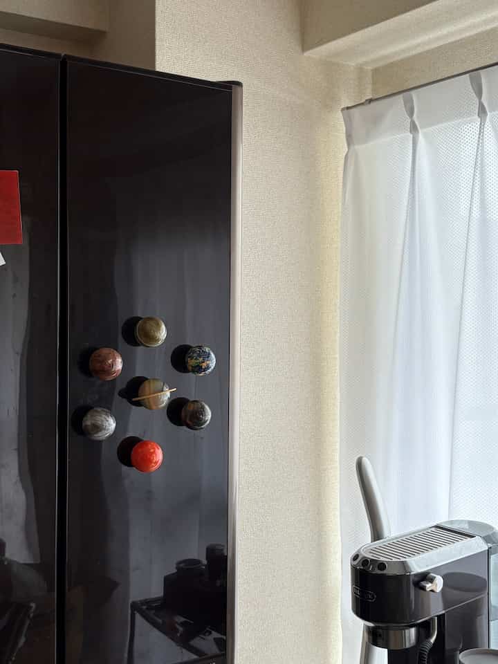 彼が一人暮らしの時から使ってたHITACHIブラウンの冷蔵庫使ってます🙂‍↕️
最近ゲットした惑星マグネットがお気に入り🪐✨

#冷蔵庫 #インテリア雑貨 #カフェスペース #マグネット