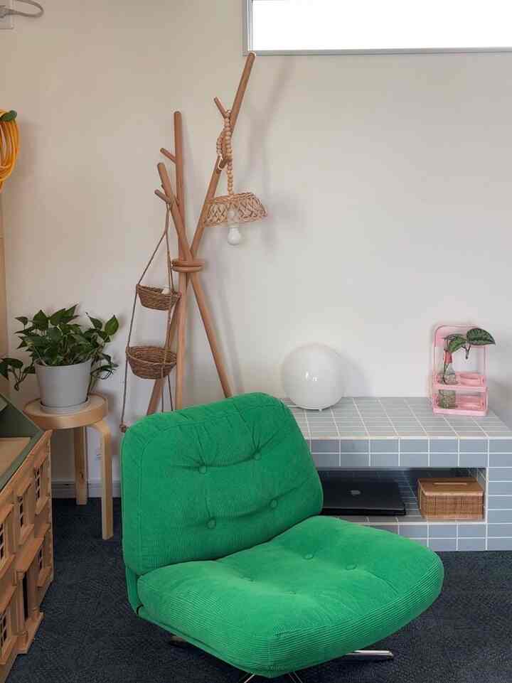 

梅雨になってからいつも部屋が暗いよ〜😭


IKEAのディヴリンゲ座り心地いいからほんとに大好き！

#カラフルインテリア　#海外インテリア　#韓国インテリア　#ミッドセンチュリー　#ナチュラルインテリア　#植物のある暮らし