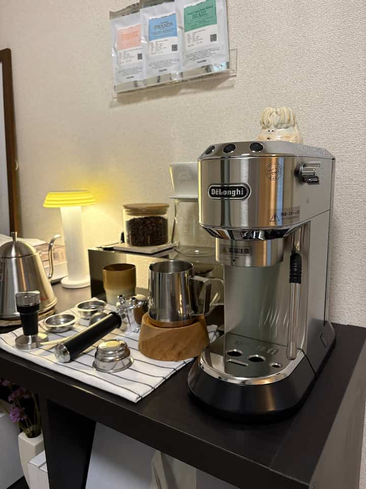 シルバーのエスプレッソマシンとコーヒーツールが配置された雰囲気のあるおうちカフェキッチン