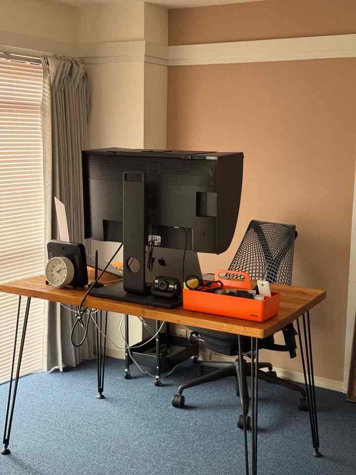 My workspace. The wall color is just too strong, so I'm doing a little DIY project.
#DIY #築古物件