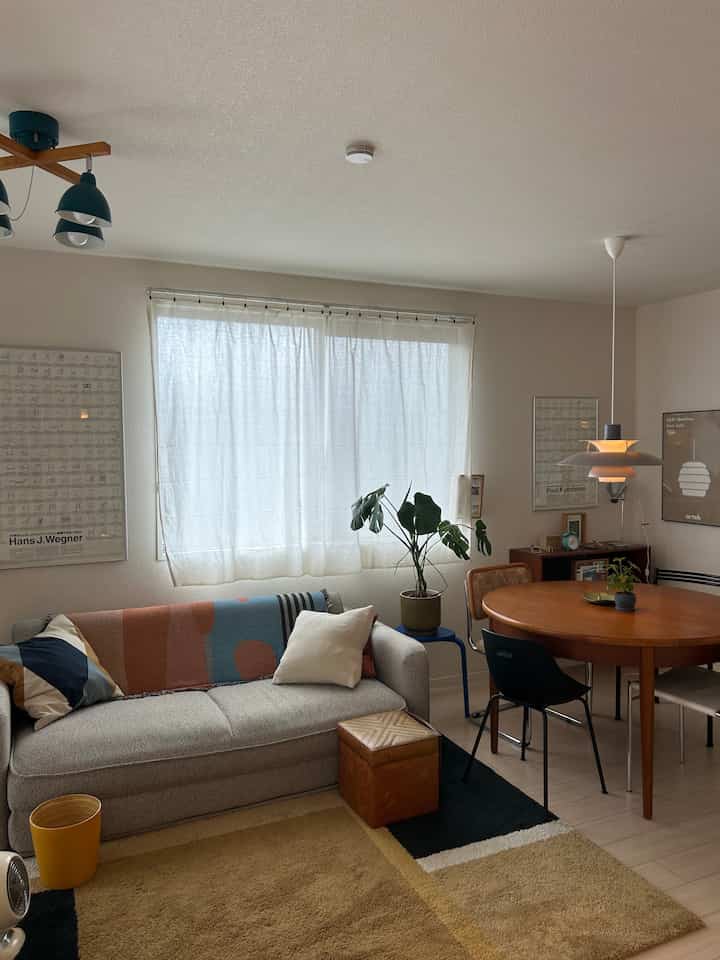 ベッドのソファの位置を戻しました。
やっぱりこっちの方が落ち着く、、

#interior #roomtour #midcentury #BauhausJapan #vintagefurniture #Artek #IKEA #lightroom #70B #sempre #Vitra