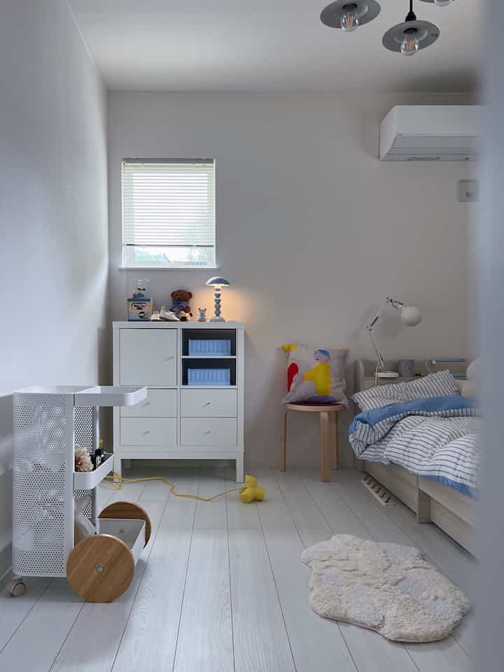 子供部屋に白のモコモコラグが仲間入り！
ohouse内で見つけて一目惚れ❤️
デコボコしたデザインが可愛すぎました！
しかも肌触りもめちゃくちゃ気持ちいい♡
個性的なデザインですが意外にどこに置いてもいっくりきてお気に入りです😚
今は子供が小さくて子供部屋はほとんど使わないですが、これからもっと可愛く仕上げていきたい！

#子供部屋 #子供中心のインテリア #子供のいる暮らし #ラグ #ホワイトインテリア #IKEA #IKEA家具 #イケア #キッズルーム #キッズスペース