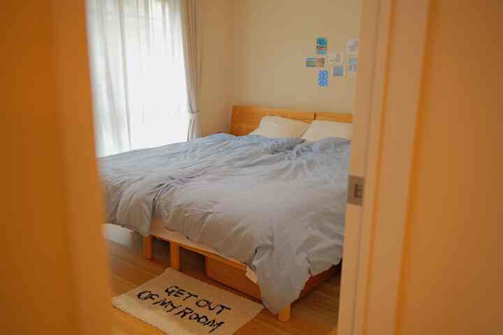 ベッドとデスク🛏️✏️
リビングと同じようにできるだけ暖かい雰囲気になるように意識してます
デスクはIKEAのライトで照らすことで明るさを補ってます
すりガラスみたいな質感で見た目もかわいいです！

#ベッドルーム #デスク #1LDK #IKEA #無印良品