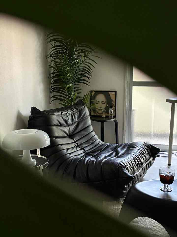 Next to the sofa, I've installed a #kartell Componibili and #artemide lighting!

#livingalone #モノトーンインテリア