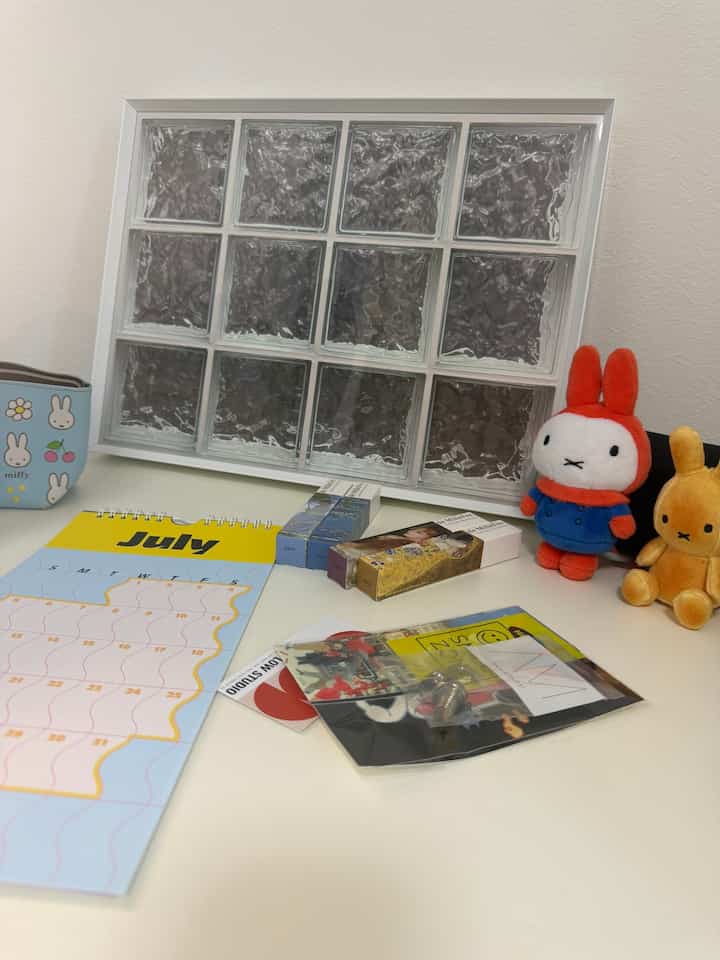 ずっと欲しかった
ガラスブロックフレームが届いた
ロングタイプとめちゃくちゃ
悩んだけど
とりあえずミニタイプ買ったけど

めちゃくちゃ可愛くて
ロングタイプもますます
欲しくなって…
購入検討中
もうめちゃくちゃ欲しい

まだ飾ってないけど
どこに飾るか凄くワクワク楽しみ

他にも買ったから
また投稿します

ミルフィーの絵画香水もパケも可愛くて
インテリアにもなる可愛いミニボトル


#ガラスブロックフレーム #ohouseshopping #ミッフィー #miffy #デスク #フレーム #ミルフィー #絵画香水 