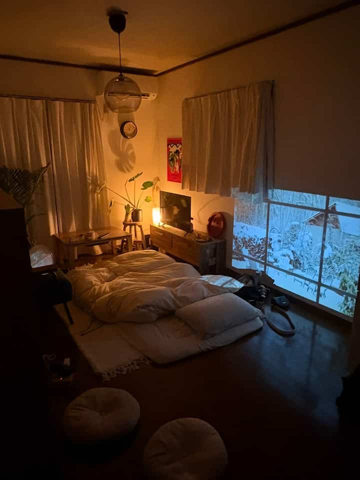 特別な夜は気分を変えてリビングで寝る🌙
とってもお気に入りの空間です
#一人暮らし　#リビング　#プロジェクター　#モンステラ　#だるま　#IKEA と　#ニトリ　ばっかり