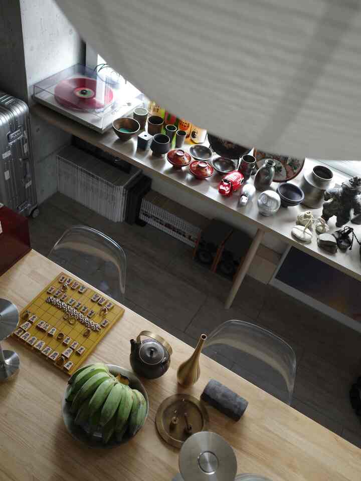 A July morning.

This is my favorite time of day, when the morning sun fills the room.

While heatwaves are making headlines overseas, Japan has had many relatively pleasant days so far this year, and the morning air feels wonderful.

A 1LDK apartment combining a Japanese modern atmosphere with bamboo blinds and the industrial texture of concrete.

Not an Isamu Noguchi AKARI lamp... actually an IKEA lampshade.

It's one of my favorite items, creating an atmosphere far beyond its price.

Which atmosphere do you prefer in your room, morning or evening?

#interior
#roomdecor
#1LDK
#JapaneseModernInterior
#interiordesign

