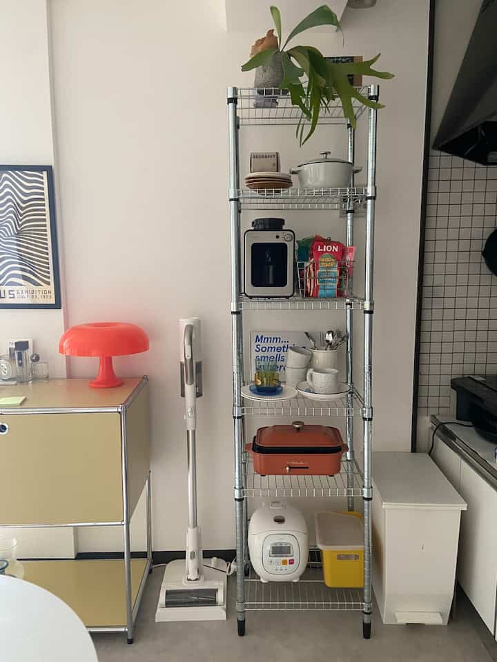 キッチン収納をそろそろ変えたい気持ち🤔

#midcentury #midcenturymodern 
#ikea #1dk#ひとり暮らし#キッチン
 #インテリア #リビング #生活感のある暮らし 
#ミッドセンチュリー #ミッドセンチュリーモダン
#在宅勤務 #韓国インテリア#北欧インテリア#marketb