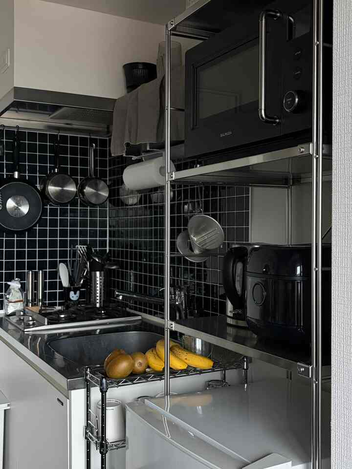 Black tile kitchen ◾️▫️◾️▫️
#kitchen
#MUJI
#stainless steel unit shelf
#blacktile