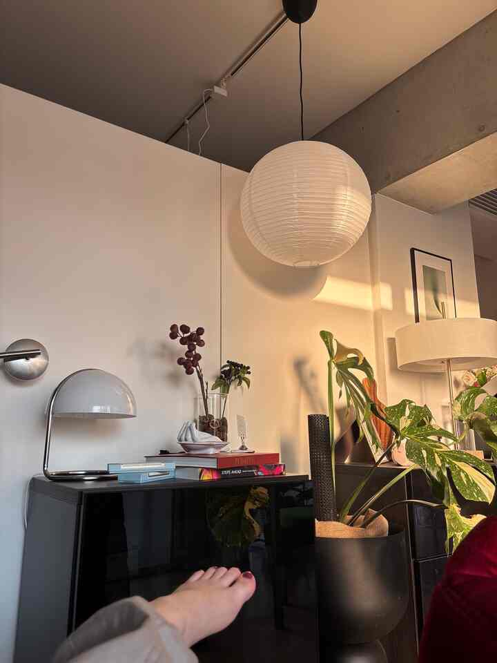 夕方の日の入り方綺麗🌆
オシャレなランプはあればあるほど良いと思う派です🙆🛋️
#ランプ　#ライト　#IKEA家具　#インテリア　#北欧インテリア