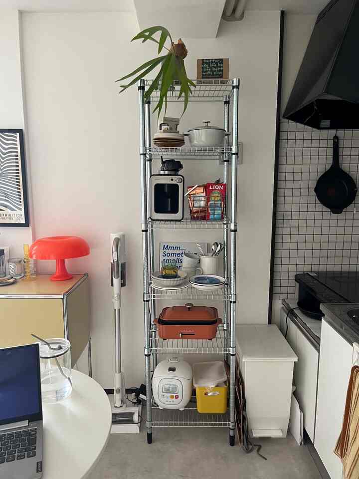 Our home has a lot of low-profile furniture, so this shelf is incredibly useful! ✨

#midcentury #midcenturymodern
#ikea #1dk #livingalone #kitchen
#interior #livingroom #livedinlife
#midcentury #midcenturymodern
#workfromhome #koreaninterior #nordicinterior #marketb